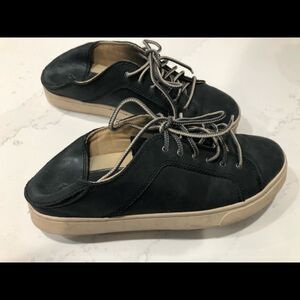 OluKai woman’s Leather Sneakers Dark Blue Lace Up Size 7 Drop-in-heel